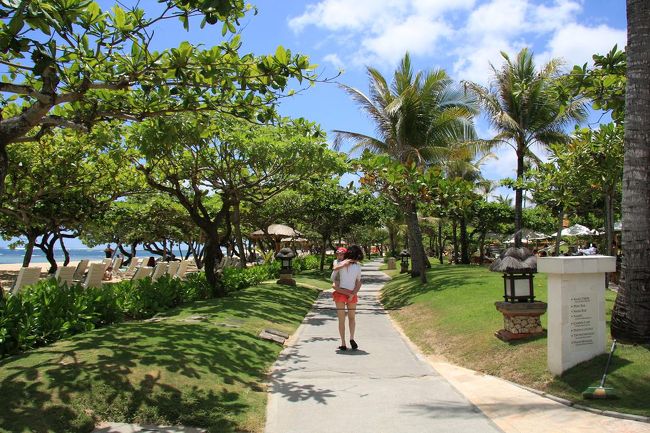 プールとビーチを挟む道がすごく気持ちよかったです。