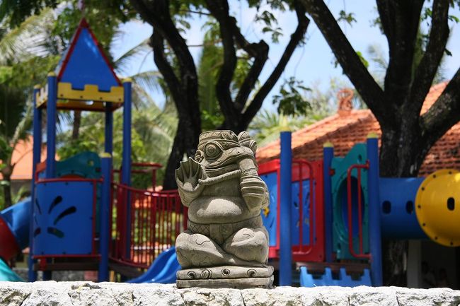 これは子供をあずかってくれる「キャンプヌサ」の前にあった石像ですが、こんな感じの石像がいたるところにあります。