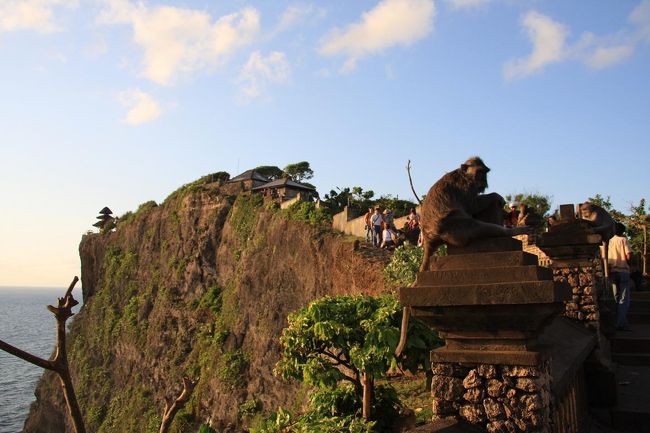 １日目の終わりにウルワツ寺院にJTBオプショナルツアーで行ってきました。送迎＋ケチャックダンス＋ディナーで一人６０ドル。ウルワツ寺院に行く途中にみやげ物屋に３０分ほど立ち寄りますが、そこでは絶対に買ってはいけません。市場価格の２〜５倍でしかもカビが生えていたり汚れていたりの粗悪品ばかりです。・・・と気がついたのは買ってしまった後でしたが。。<br />