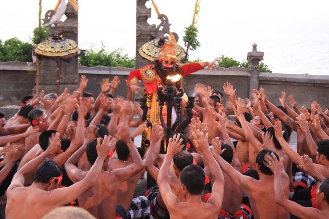 ウルワツ寺院の中にある広場でケチャックダンが繰り広げられます。ケチャはすごい迫力でした。中心に居るのが悪の王。