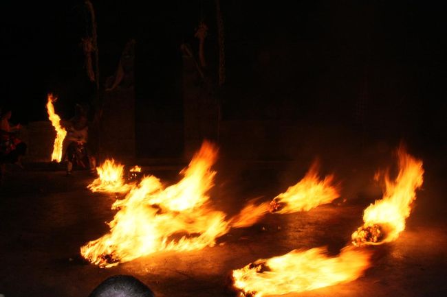 最後はハヌマンがトランス状態になり燃え盛る藁を蹴飛ばしまくってなし崩し的に終了。<br />王子が悪の王を倒し姫を救出するというシーンがカットされているらしく、はじめてみる僕にとっては、？？？あれ終わり？という感じでした。