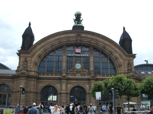 チケットやホテルは全て個人手配でした。<br />往路は到着時刻の早いルフトハンザ航空にしました。<br /><br />＜1日目＞<br />6月16日（土）成田9:55発　→　フランクフルト14:35着<br /><br />空港からフランクフルト中央駅まではS-Bahnを利用しました。<br />3.5ユーロ、所要時間は10分ほどです。<br /><br />写真はフランフルト中央駅です。<br />