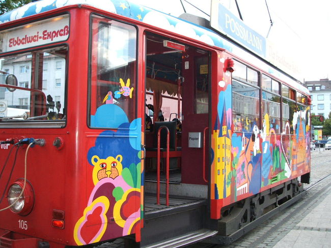 午後少し時間があったので、観光がてら名物のリンゴ電車（Ebbelwei-Express）に乗りました。この電車は土日祝日の午後しか走っていません。<br /><br />中央駅のインフォメーションで時刻表をもらいました。乗った電車が最終だったので、Zoo駅までしか行きませんでした。Zoo駅までは約40分です。