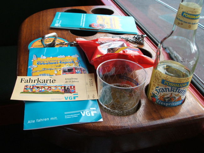 6ユーロで、フランクフルト名物のリンゴ酒とミニプレツェルがつきます。<br /><br />テーブルにはビンやコップを入れる穴がついていて、揺れても安心です。