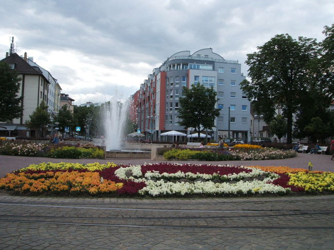 終点のZoo駅に到着しました。動物園があります。<br />夏のヨーロッパは初めてだったのですが、花のある風景はいいものです。