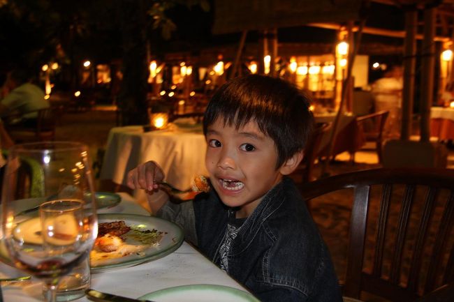 ケチャックダンスの後は、ジンバランプリバリホテルにて海辺の砂浜でろうそくの明かりのなかディナー。波の音、潮風がとても気持ちよく、すぐ近くに見えるインターコンチネンタルやリッツカールトンの夜景がきれいでした。料理もおいしかったですよ。