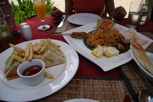 お昼ごはんは「COCO BISTRO」というところで食べました。閑散期のせいか人が少なく、まともにお客さんが入っているのはここだけでした。クラブサンドイッチとミーゴレンを頼みましたが、めちゃめちゃうまかったです。ホテルで食べるよりこっちのほうがうまかったですね。（しかも半額以下）