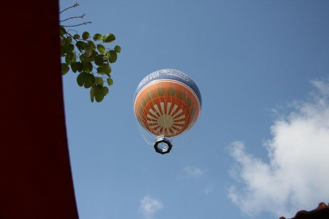 ご飯を食べてたら上に気球が飛んでいることに気がつきました。どうやら有料の乗り物のようです。