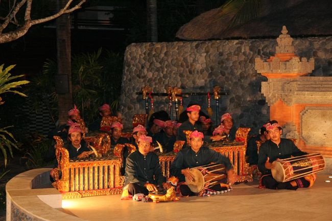 夜はグランドハイアット内の「パサール・センゴール」にてディナーショー。料金は一人４０００円ほど。ガムランの音色に合わせてウルワツと同じくラーマーヤナ物語の舞踊。