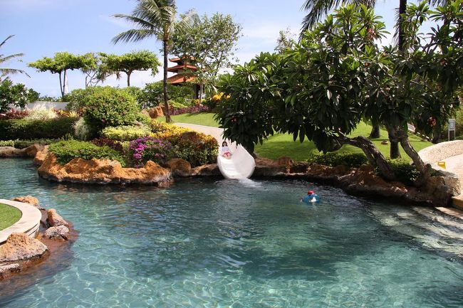 ひとしきり寝た後、昼ごはんを食べてまたプールに。今度は広いほうのプールでのウォータースライダー。