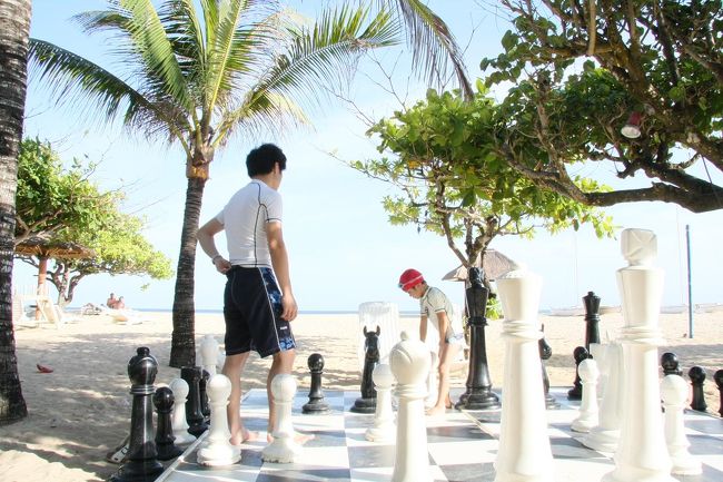 プールとビーチの間に巨大チェスがあったので、息子にちょっと手ほどき。結局チェックメイトまで１時間ほどやってました。