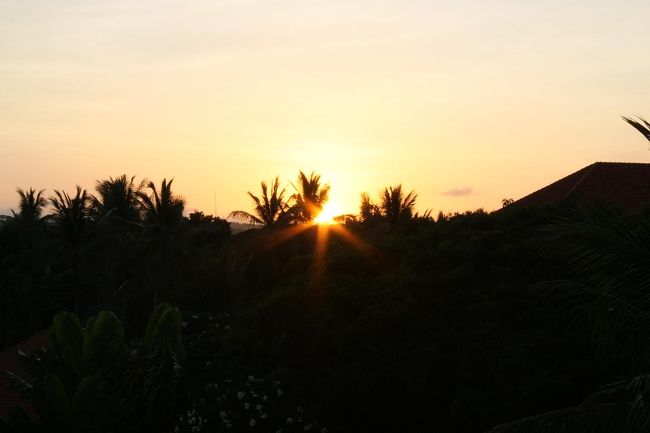 お部屋に帰るとちょうど夕日がきれいでしたので、サウスヴィレッジ４Fの西側に移動して写真を撮りました。