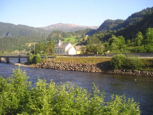 車窓風景が素晴らしいのですが、<br /><br />トンネルあり、線路沿いには木々が並んでいたり、<br /><br />撮影のタイミングが難しい！<br /><br />