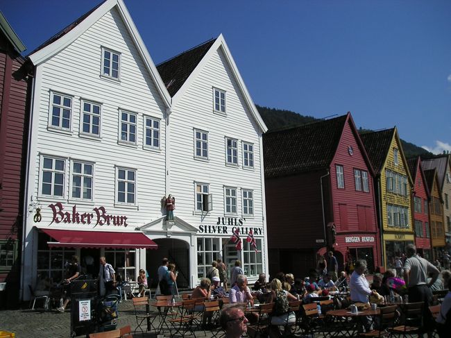 木造家屋が建ち並びます。