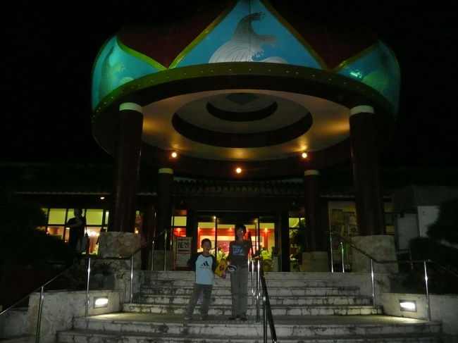 お菓子御殿の前には大きな花笠があります。