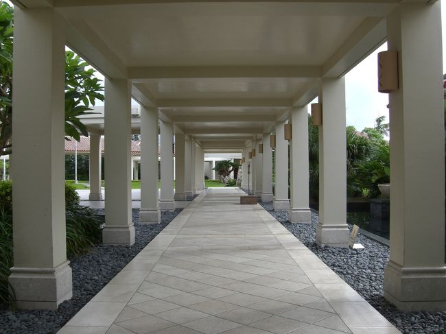 今年の沖縄旅行で見ておきたかったところの一つに、万国津梁館があります。以前ブセナに泊まったときには、朝の散歩に行きましたが、館内は見学できませんでした。<br /><br />全体にはシンプルなつくりですが、細部に本当にこだわった建物です。メンテナンスがしっかりしていますので、いい感じに古くなって貫禄が出ています。<br /><br />また寄りたい、癒しのスポットです。