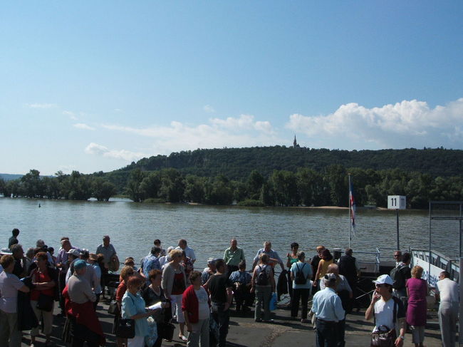 ＜2日目＞　6月17日（日）<br /><br />今日はライン川下りのため、リューデスハイムに向かいます。<br /><br />8:12発フランクフルト中央駅　→　8:55着ヴィースバーデン　（S-Bahn 6.50ユーロ）<br />9:12着ヴィースバーデン　→　9:44着リューデスハイム　（RE 28.50ユーロ）<br /><br />リューデスハイム駅から船着場までは歩いて10分ほどだったと思います。スーツケースを持って電車に乗り降りしたり、舗装の悪い道を歩くのは大変でした。<br />船着場には人がたくさん集まっているのですぐにわヵります。<br />チケット売り場ではライン川下りの見所を紹介する地図が売られていました。日本語版もあります。<br /><br />コブレンツまで約4時間の船旅です。<br />10:15発　→　14:10着　（26.40ユーロ）<br />