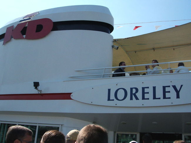 こちらが乗船したローレライ号です。<br />ローレライの岩は進行方向右側に見えますので、早めに場所取りをしましょう。<br />船内では飲み物（食べ物もあったかもしれません）の販売があります。