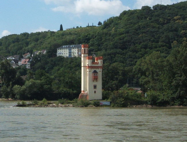 乗船してすぐの見所、ねずみの塔です。<br /><br />