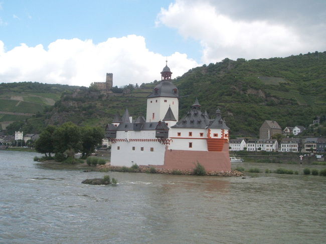 ライン川の中洲にあるプファルツ城。