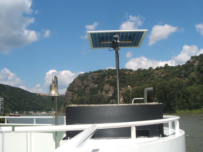 いよいよ前方にローレライの岩が見えてきました。