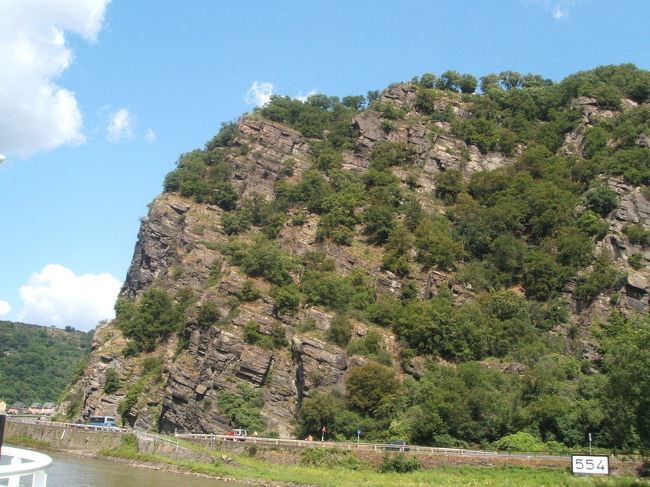これがローレライです！<br />ただの岩山ですね・・。