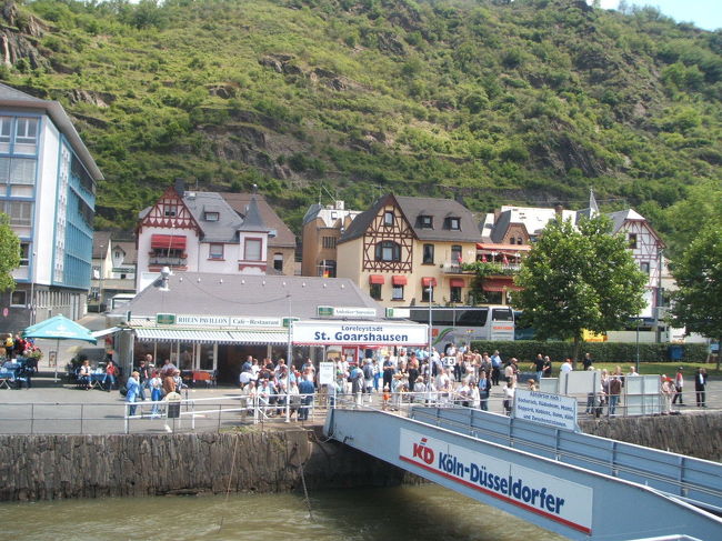ローレライを過ぎると殆どの人がこのザングトゴアルスハウゼンで下船していきました。<br />コブレンツまで後2時間です。