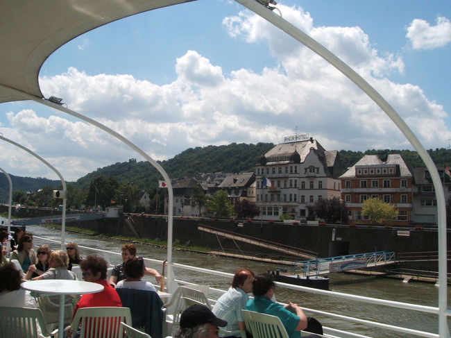 ライン川畔にはわかいらしい街が点在しています。<br />時間があれば下船して見学するのもいいかもしれません。<br /><br />14:05コブレンツに到着しました。電車でケルンに向かいますが、船着場から中央駅まではちょっと遠いです。この日はマラソン大会で道路が閉鎖されており、暑い中30分以上もバスを待たねばなりませんでした。<br /><br />15:12コブレンツ発　→　16:05ケルン着　（19ユーロ）