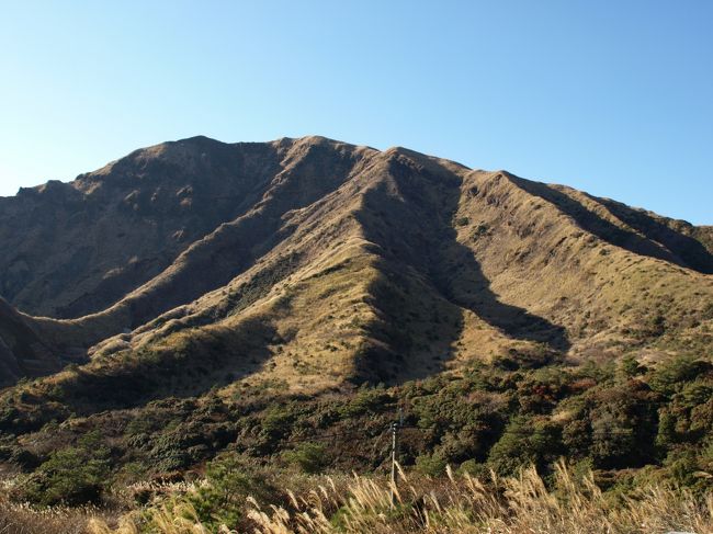 実は、大変なことがおきました。<br /><br />念願の火口に向かうため、<br />ロープウェイの近くの駐車場に車を停めて車を降りました。<br />車を降りて１０秒後。体調がいちぢるしく変化。<br />呼吸をすると変な音が。<br />どんどん息苦しくなり、まわりがみえなくなってく。。。。<br /><br />この場にいたら死ぬと思ったので、車に乗って移動。<br />１時間くらいじっとしてたら復活しました。<br /><br />本気で死ぬか思いました。