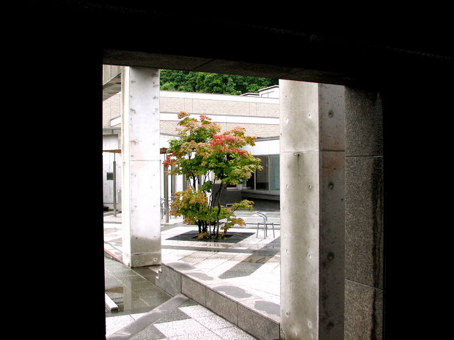 美術館の入り口から見えるお庭