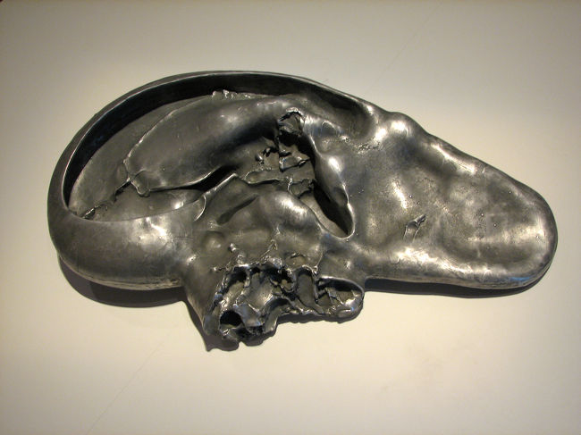 美術館の収蔵品は撮影不可なのですが、入り口にあったオブジェはＯＫでした。<br /><br />耳ですね〜。