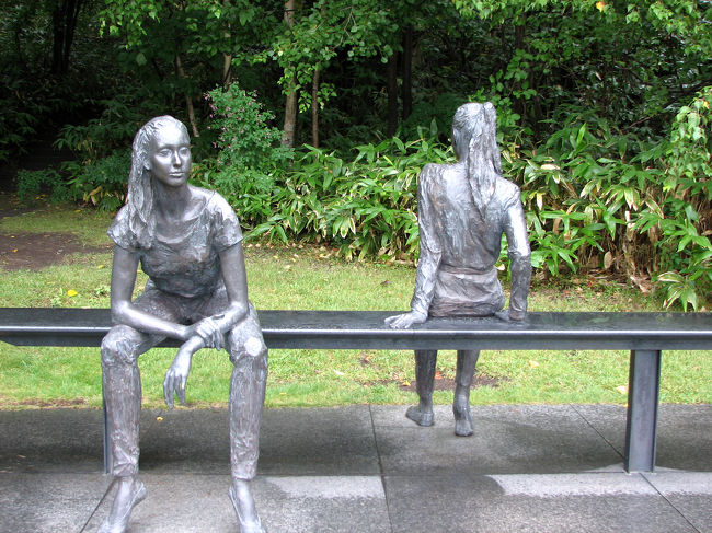 「ふたり」朝倉響子作<br />よく似た二人の女性がゆったりと腰を下ろしている。洗練された女性美が漂う。台座のない作品は、見る人と親密な関係を生む。<br />