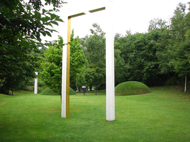 「門１」<br />入り口となる高さ７メートルの門。内側に貼られた金箔が神聖な光を発し、これからはじまる日常とは違う世界を予感させる。