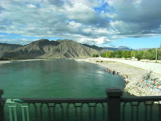 チベット観光最終日。天候を気にしながらヤムドク湖へ。まずはキチュ河を渡ります。帰りは直接空港へ行くのでもうこの河を渡ることはありません。