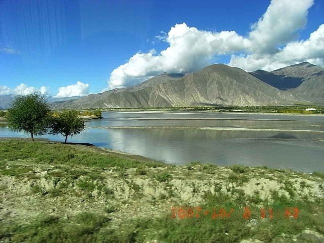 チベットにこんな大河があるなんて。<br />ブラマプトラ河。この河は下って一部はガンジス川に合流し一部はジャムナ川となってベンガル湾に注いでいると聞いたけれど？