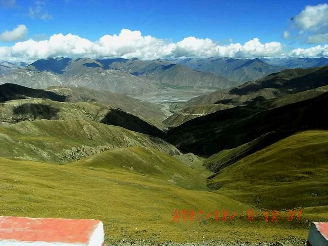 今来た道はこんな所。かすかにブラマプトラ河も見えます。カムパ峠はもうすぐ。峠の標高は約５０００ｍ。立派な舗装道路が続いていました。