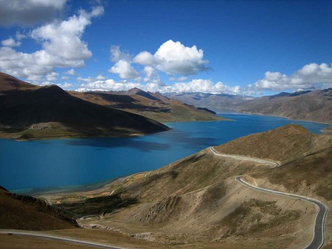 そしていきなり目の前に現れたヤムドク湖。本当にトルコ石より美しかったです。