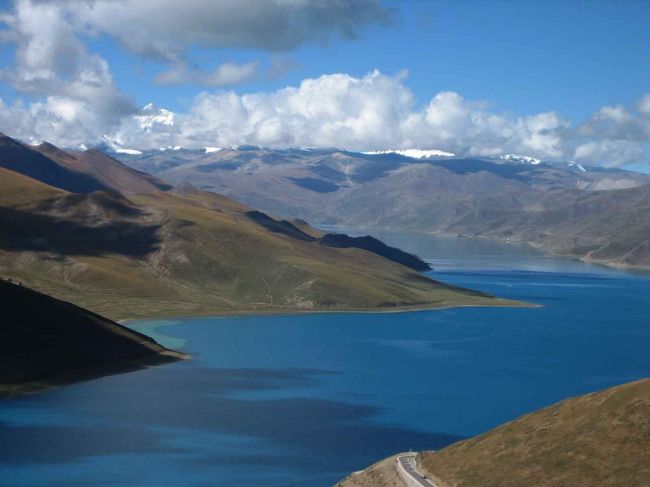 遠くにヒマラヤ連峰が見えるはず　でしたが雲が低くちらっと見えただけ。