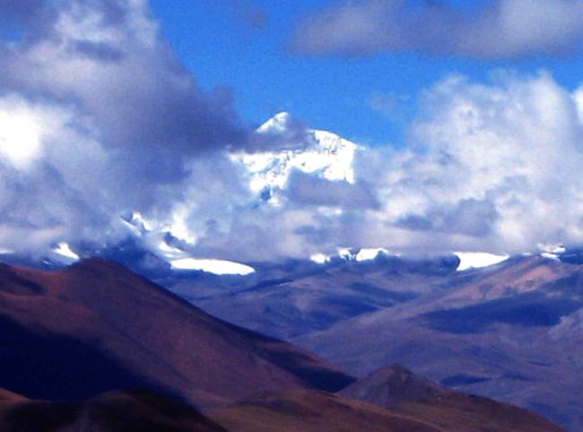 帰宅後写真を拡大してみました。なんと山らしきものが！このあたりにカンチェンジュンガやチョモランマが見えるはずなので、、、、。でも山の名前はわかりません。
