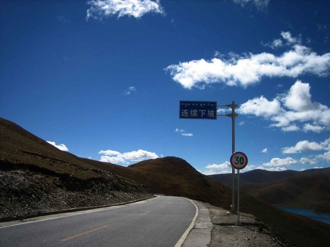 峠から湖畔に下りる道。ここもいい道路でした。
