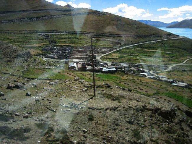 なんと湖畔にも住居が！　こんな所で暮らすなんて冬は大変なのでは？