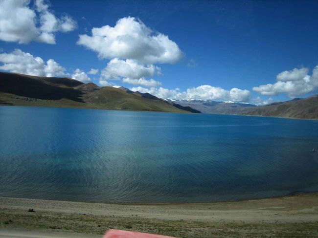 バス駐車場から湖畔まで。わずかなこの距離を歩くのも苦痛。呼吸困難。