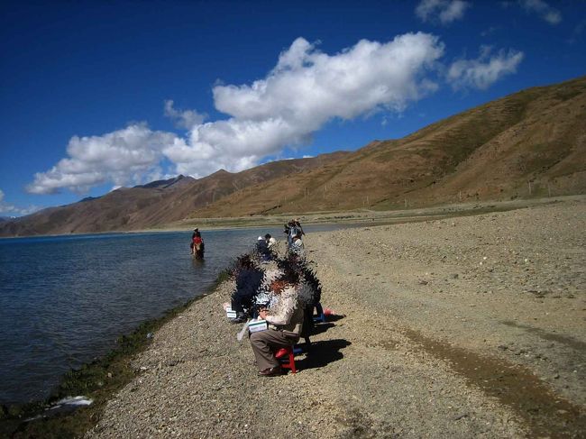 湖畔でお弁当をいただく。美味しかったけれど　終始我々の周りをうろつく現地の人。お弁当の残りが欲しかったらしい。もう一つはヤクと写真を撮らせるため。お弁当の残りは結局開封してないものだけバスの運転手さんが少年にあげていた。ちゃんと紙袋持参でバスのドアのところで待っているのです。どちらの現地の人も「無言」ですた。