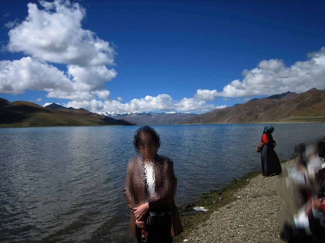 バテ気味ながらもう２度と来ないであろうヤムドク湖で記念写真。