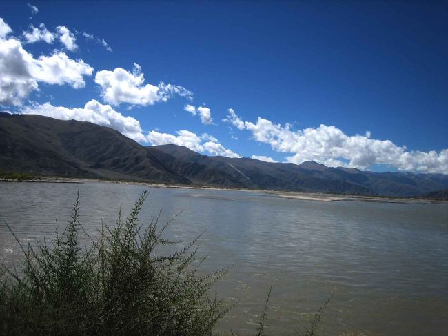 帰りにもう一度ブラマプトラ河を撮影。でも渡ることはありません。そのままラサ　ゴンガル空港へ。