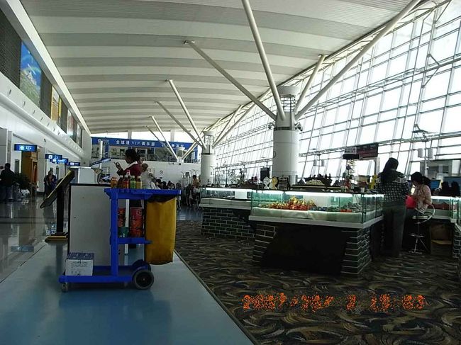 空港はモダンな造り。ただ離陸後　周りの山々が標高が高いので飛行機がぶつかるのでは　みたいな　怖さがありました。飛行機に乗ったとたん　高山病はうそのように消えていました。