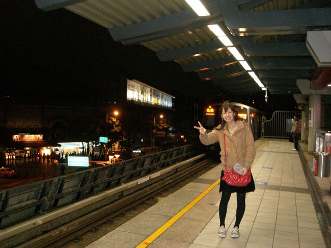 駅のホームにて♪<br /><br />電車がきたところ！