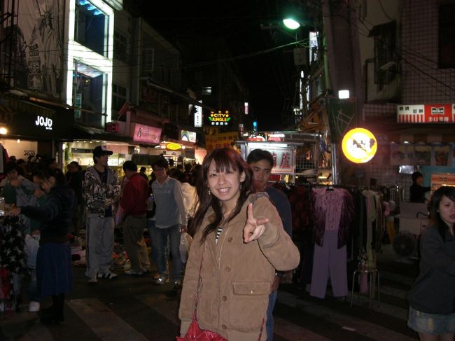 士林夜市☆<br /><br />旅行中３回も行った♪<br /><br />台湾で１番大きいって言われてる夜市☆