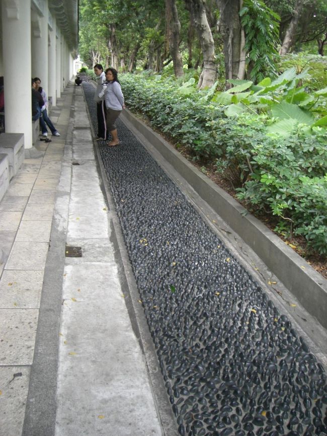 中正紀念堂の敷地内にある健康歩道☆<br /><br />この上を裸足で歩いて、痛いところでどこが悪いかが<br /><br />わかるというもの。<br /><br />結構痛い！！
