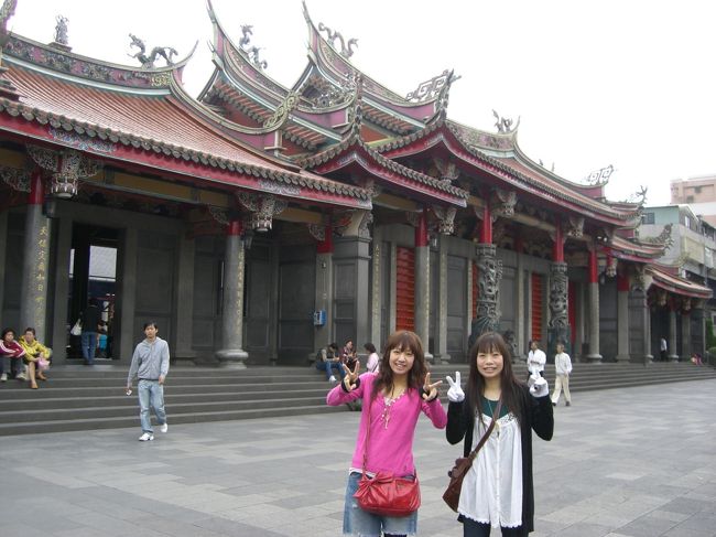 行天宮にて☆<br /><br />みんな真剣にお祈り？してた！！<br /><br />その真剣さになんか夢中になった。<br /><br />みかんの実のような形をした石を落とすおみくじの<br /><br />ようなものを体験した☆